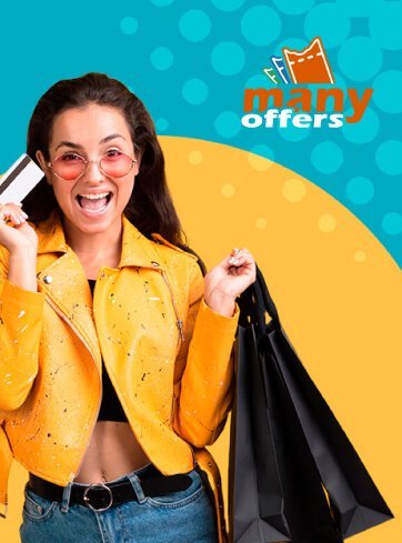 Mujer alegre con gafas rosadas y chaqueta amarilla sosteniendo una tarjeta de crédito y bolsas de compras junto al logo de Many Offers, invitando a suscribirse para recibir descuentos.