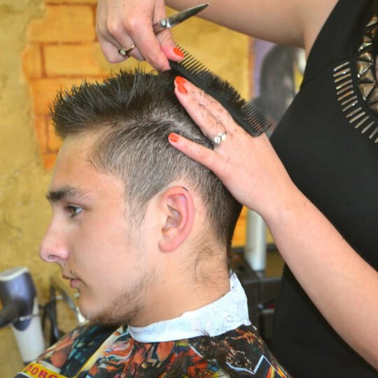 Men´s Haircuts-$9 por un corte de cabello para caballeros + lavado de auto exterior sencillo + cerveza o soda de cortesía en